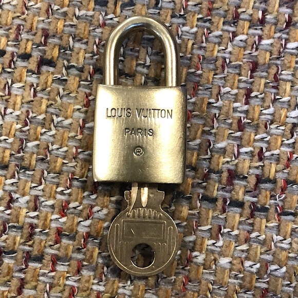 Vintage LV Louis Vuitton Padlock Lock & Key 211 - Picture 10 of 13